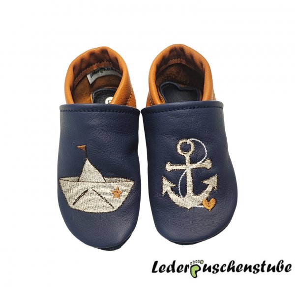 Lederpuschen dunkelblau-braun mit Papierboot creme-dunkelbraun-braun und Anker2 creme-dunkelbraun-weiß-braun